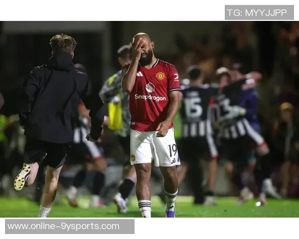 曼联老球迷感叹票价飞涨座位频换心中无奈难再热爱球队 曼联老球迷感叹票价飞涨座位频换心中无奈难再热爱球队