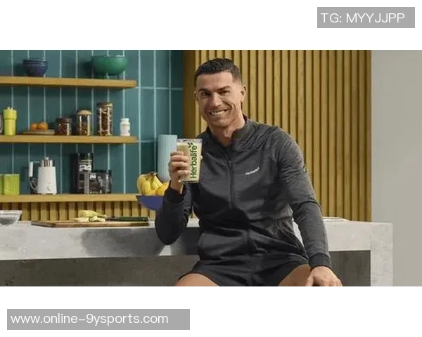 C罗社交媒体分享新造型清爽寸头引发粉丝热议 C罗社交媒体分享新造型清爽寸头引发粉丝热议