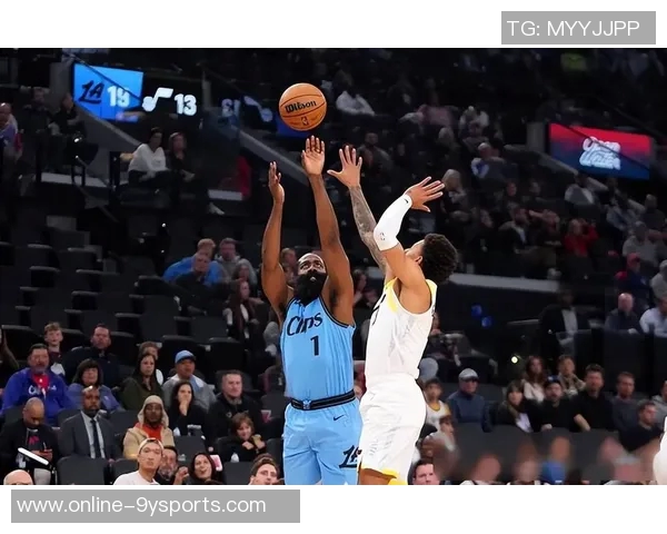 哈登谈球队配合训练称赞祖巴茨与科林斯的默契与随机应变能力