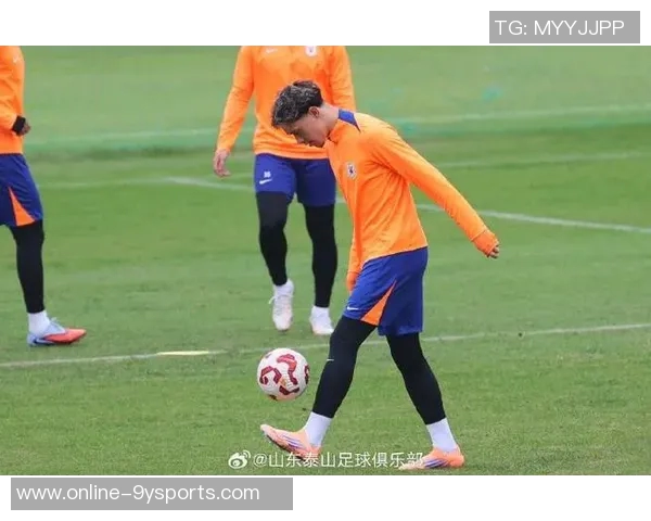 山东泰山队备战上海海港队赛前训练全景展现团队士气与战术准备