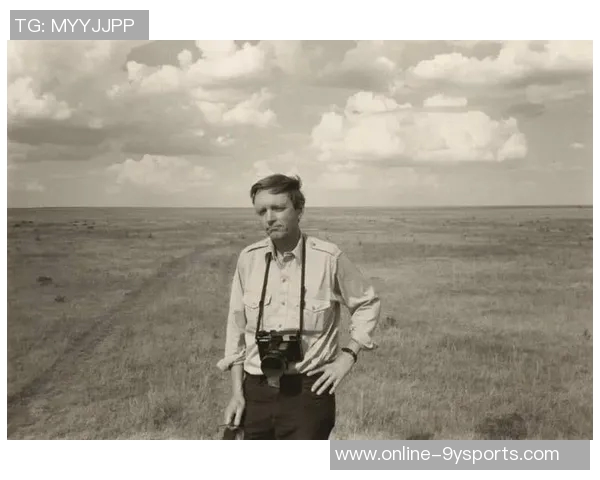 亿万富翁亚当斯的简约生活只靠睡袋和吉他电脑相伴